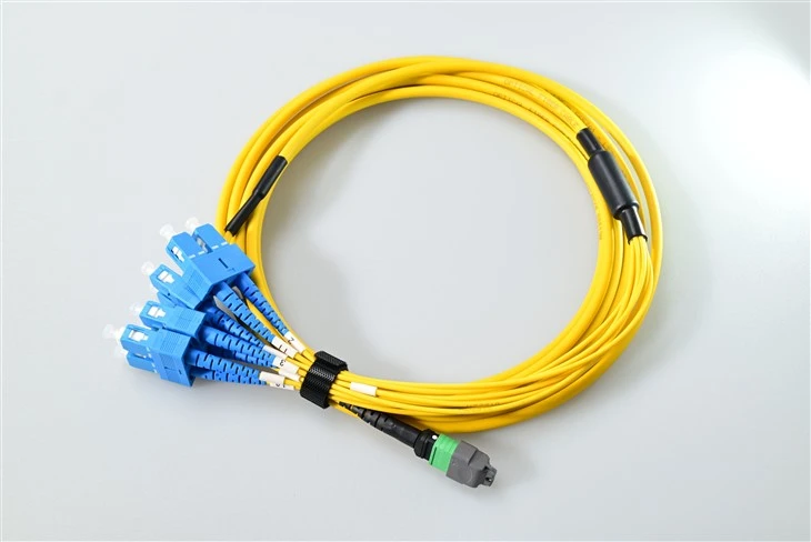 8 CORE SC NAAR MTP MPO glasvezelpatchkabels