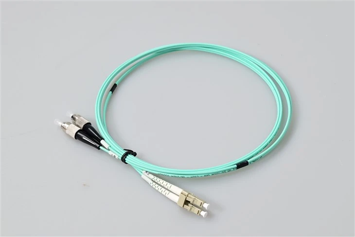 LC UPC naar FC UPC OM3 multimode duplex patchkabel – G657A1 buigongevoelig, 10 mm min. Buigradius, 2,0 mm LSZH