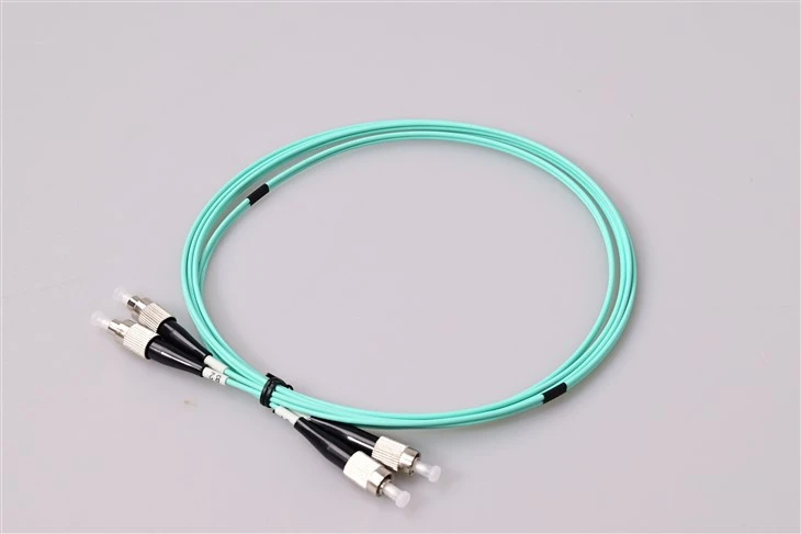 FC UPC naar FC UPC OM3 Multimode Simplex-patchsnoer met metalen behuizing met schroefdraad